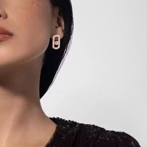 Messika earrings covered with rose gold with mosonite